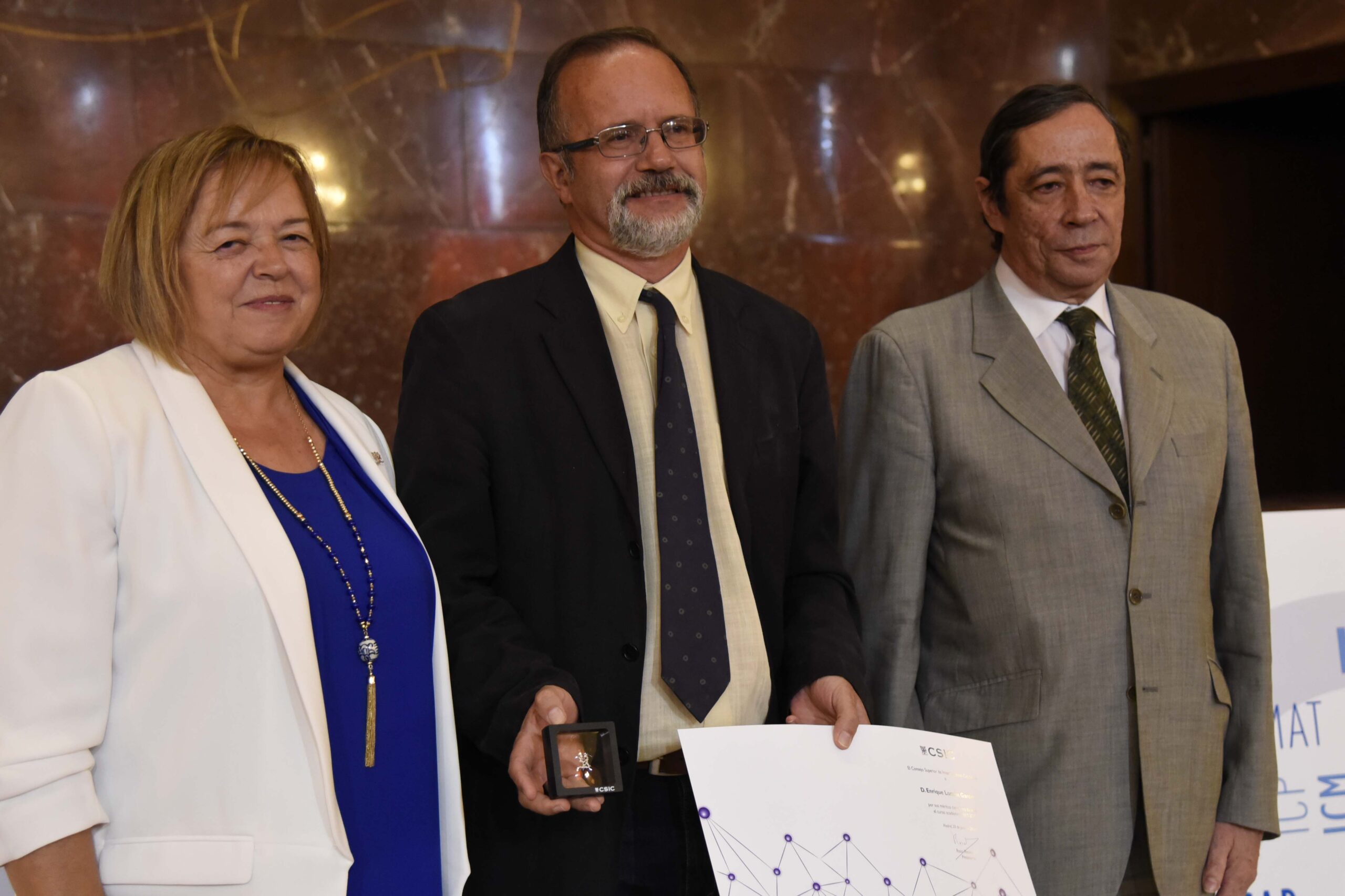 Enrique Lomba recibe el reconocimiento del CSIC